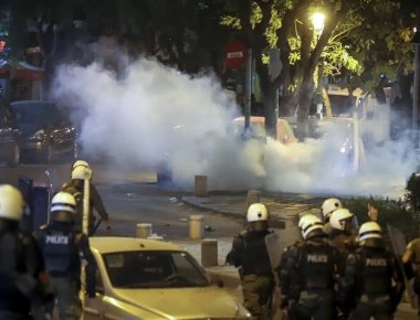 Ένταση και χημικά στο κέντρο της Θεσσαλονίκης μεταξύ διαδηλωτών και ΜΑΤ